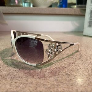 Jimmy Crystal Round Black & White Frame Sunglasses
w/Swarovski, Style# GL949 NEW